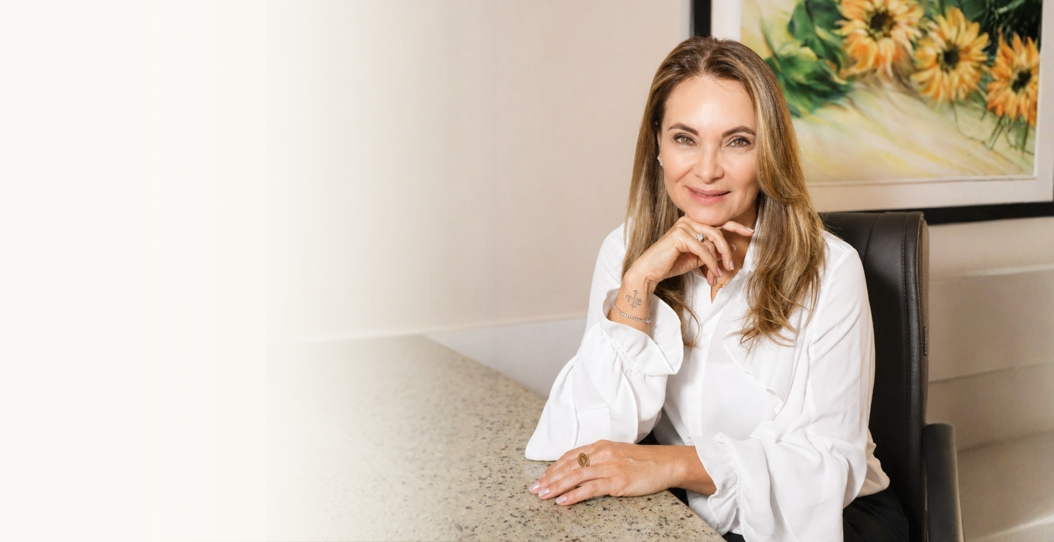 Dra. Diane Marinho em seu consultório de oftalmologia em Porto Alegre