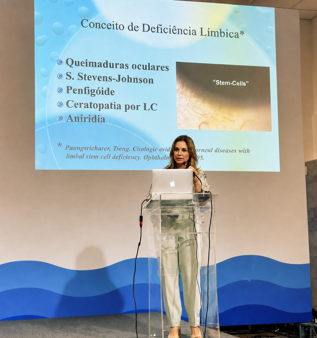Dra. Diane Marinho palestrando em congresso científico